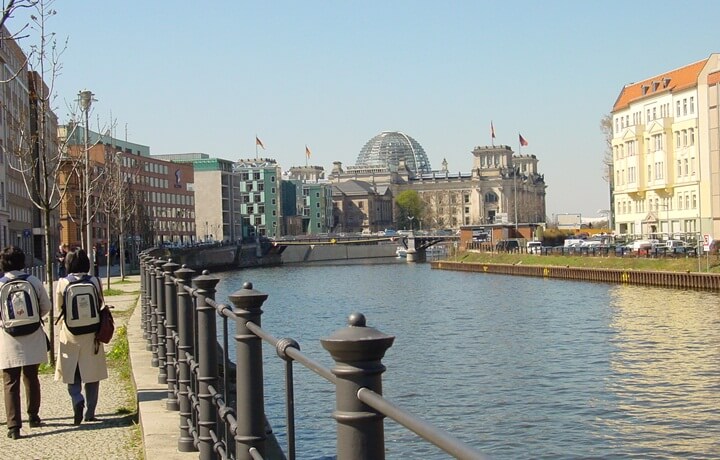 ベルリン語学留学のドイツ語学校 F U German Office Tokyo